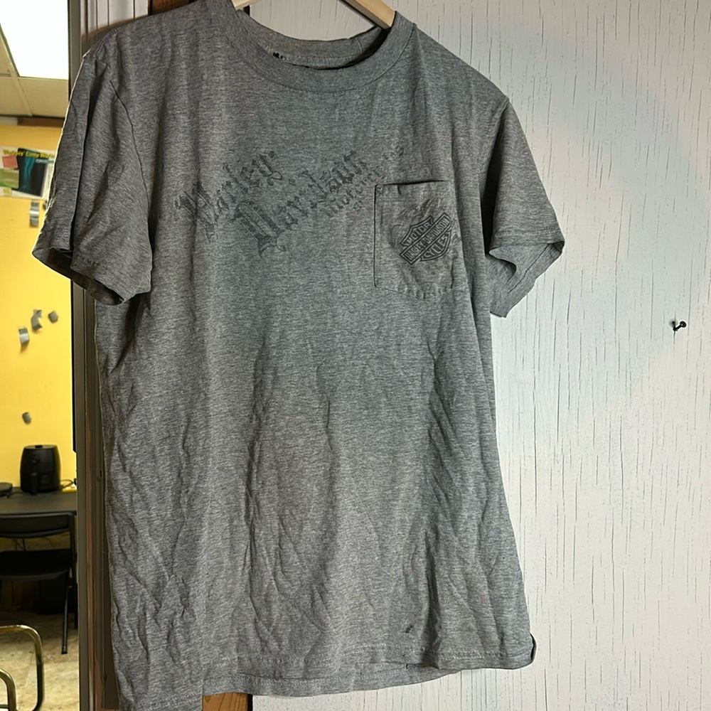 HD shirt size medium